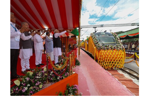 पीएम मोदी ने तीन वंदे भारत ट्रेनों को दिखाई हरी झंडी, कहा– पर्यटन, वाणिज्य और कनेक्टिविटी को मिलेगा नया आयाम